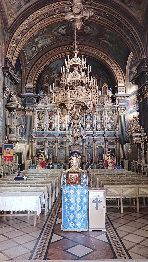 Interior biserica cu luna